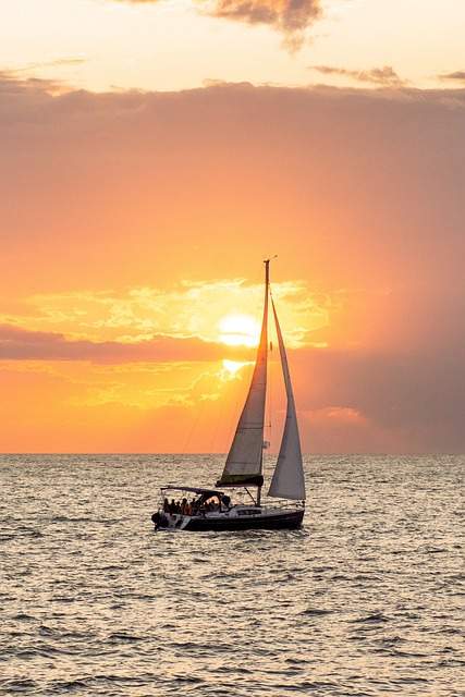 Segelschiff vorm Sonnenuntergang