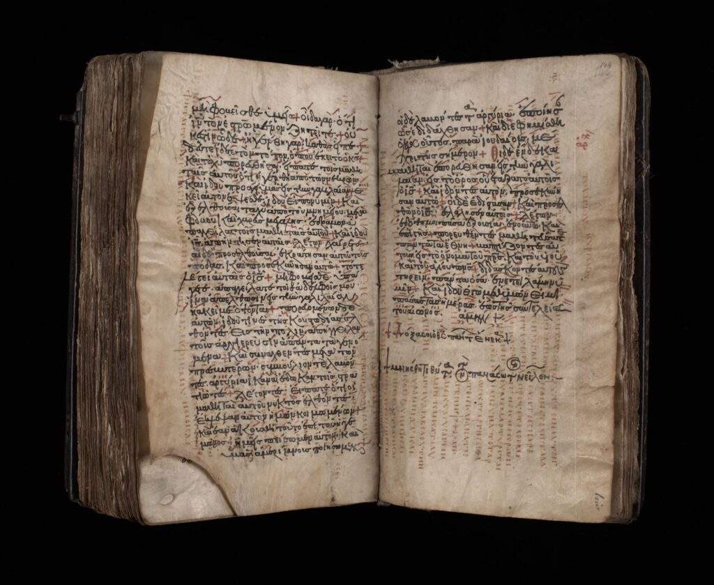 Altes Pergament mit mehreren übereinanderliegenden Schriftschichten als Symbol für ein Palimpsest
